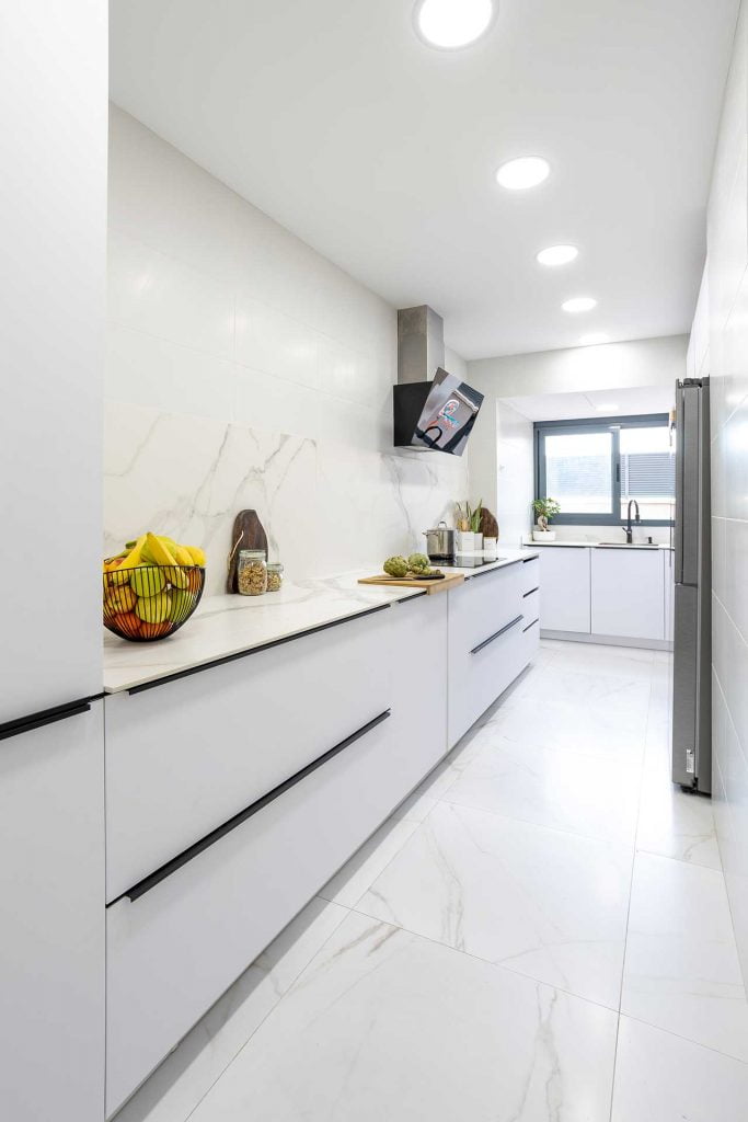 reformas-integrales-en-barcelona-cocina-luminosa-muebles--1-reformas-coan