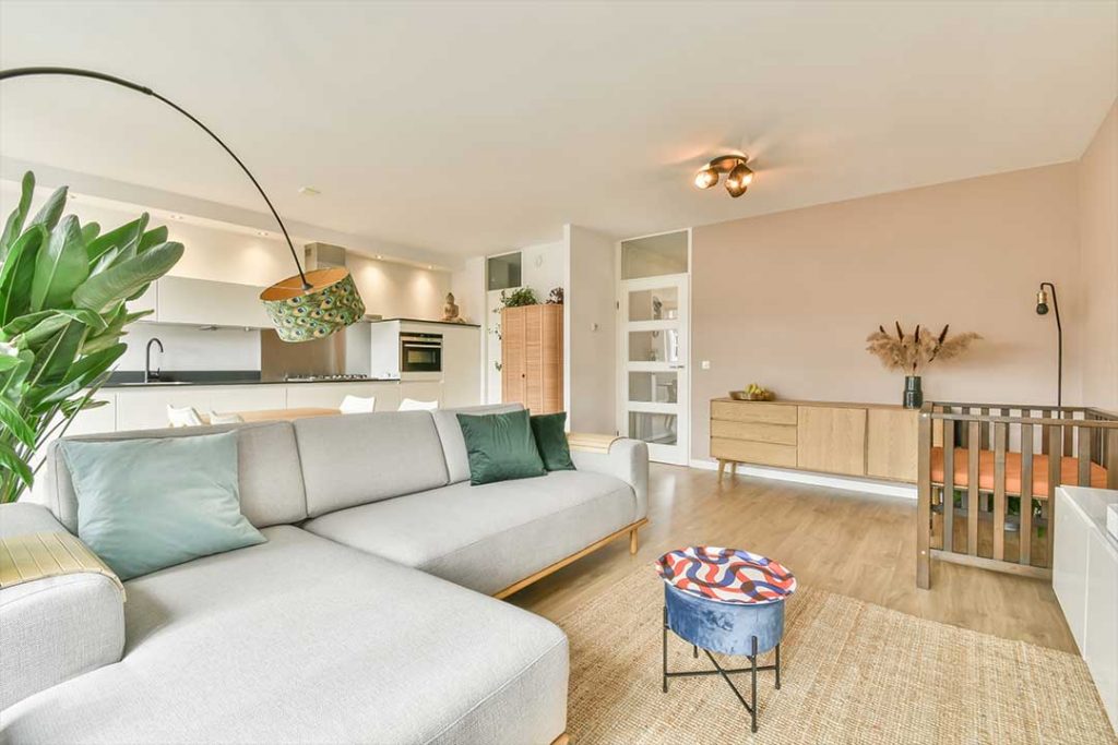 reforma-integral-badalona-salon-comedor-luminoso-maderas