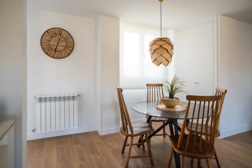 Reforma integral en Ciutat Vella - Foto del Salón comedor ventana y radiador de calefacción