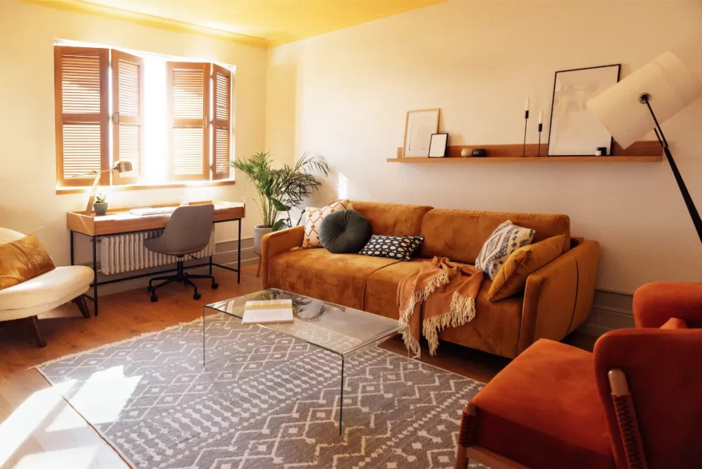 reformas integrales en Nou Barris - reformas en el barrio de la Guineueta - New Look Reformas Barcelona - salón con espacio para el teletrabajo de estilo abierto