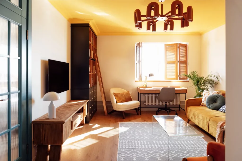 reformas integrales en Nou Barris - reformas en el barrio de la Guineueta - New Look Reformas Barcelona - salón con espacio para el teletrabajo o despacho en el salón de estilo abierto