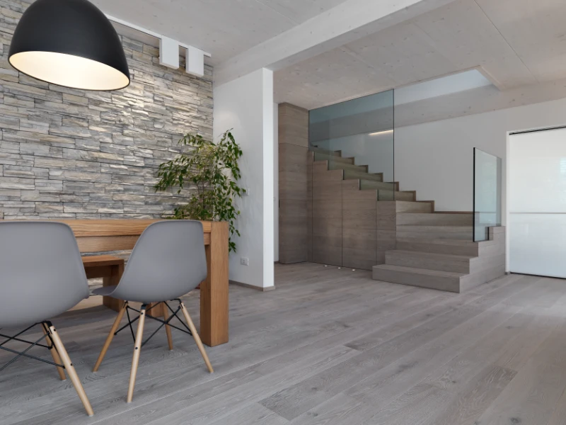 interior de casa reformada en Les Corts. Salón, mesa y escaleras-de madera