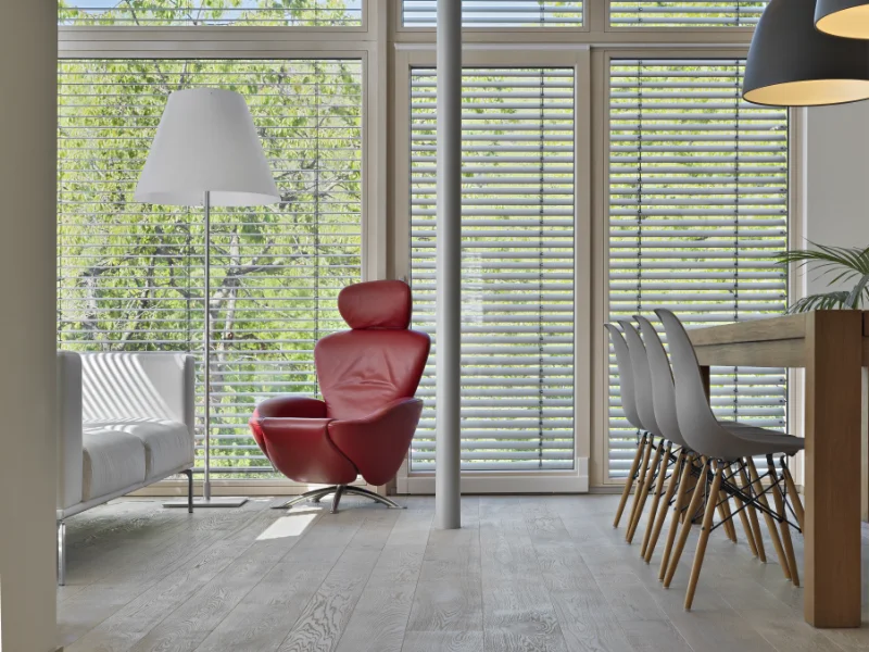 salón de casa en Les Corts. Sillón, suelo laminado de madera