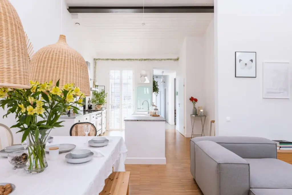 Mejora de la eficiencia energética en Barcelona - Salón y cocina comunicados- Rehabilitación energética integral