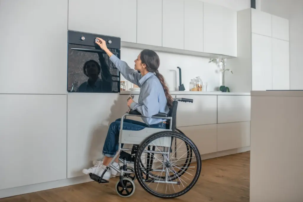 reforma integral para adaptar hogar a personas con mobilñidad reducida detalle de cocina adaptada para ser accesible