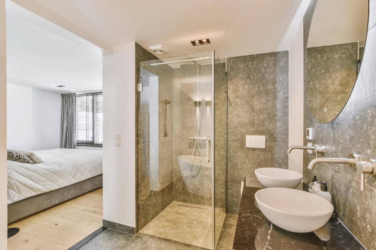 reformas de accesibilidad en Barcelona .- adaptar baño para personas mayores o con movilidad reducida - cambiar bañera por plato de ducha