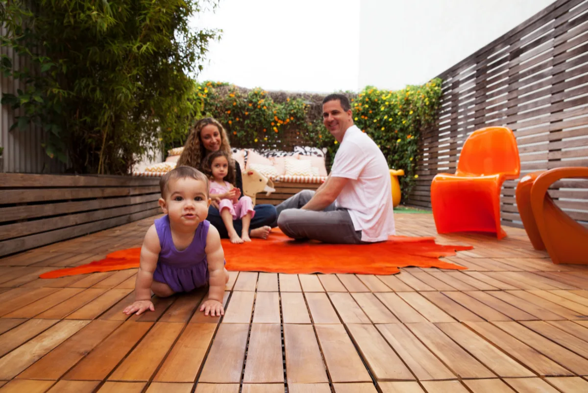 familia disfrutando de su reforma de terraza en Badalona suelos para terrazas exteriores