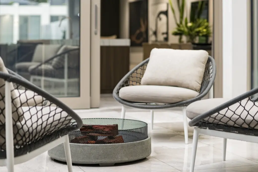 uniendo exterior con interior reforma terraza en Badalona y uso de cerramientos y mobiliario adecuados para terrazas