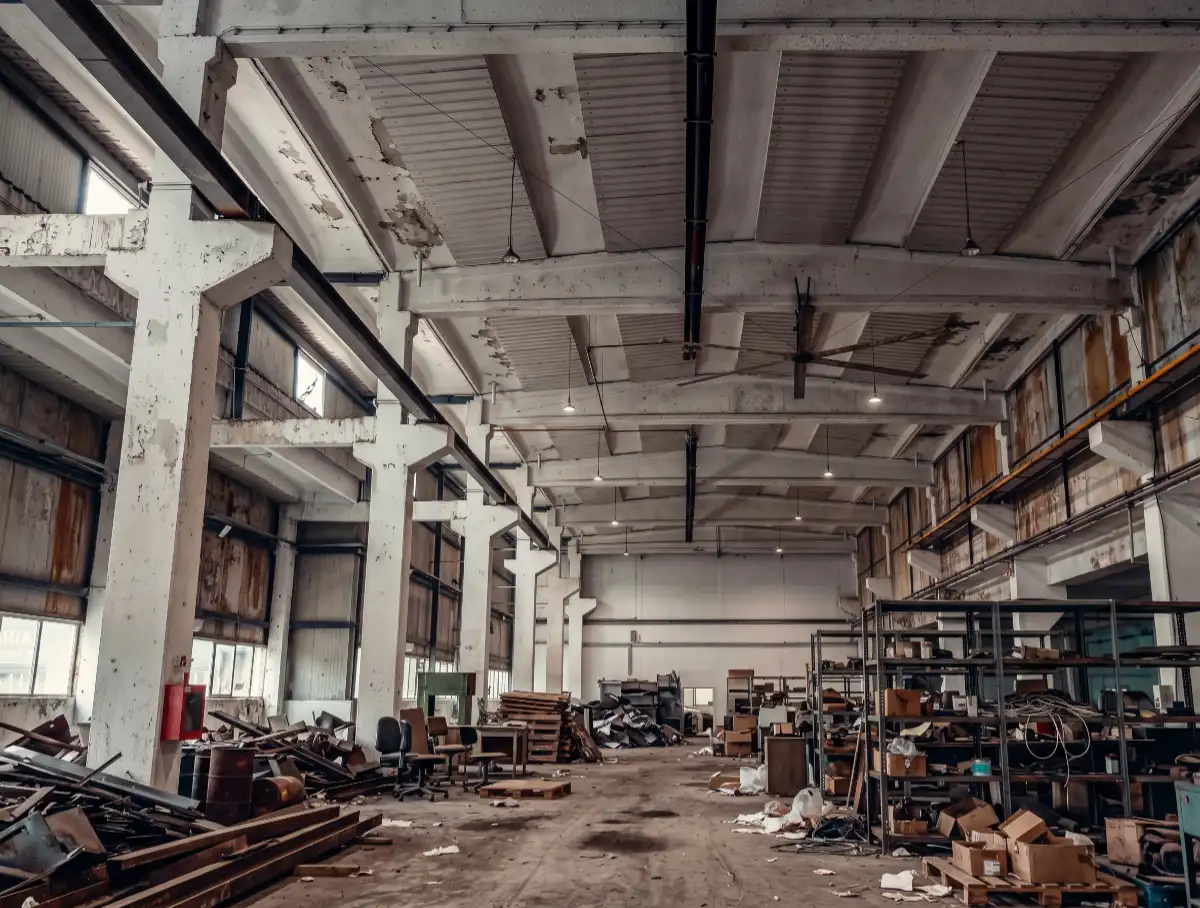 1-Vaciado de naves industriales y oficinas en Badalona - Nave industrial abandonada a recuperar New Look Reformas
